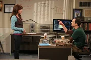 Sheldon (Jim Parsons, r.) hat einen ganz besonderen Auftrag f&uuml;r Alex (Margo Harshman, l.) ...