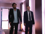 Für einen millionenschweren Künstler als Sicherheitsmann arbeiten oder nicht? Danny (Donnie Wahlberg, r.) denkt über das Angebot des Fotografen Vince (Reg Rogers, l.) nach ... Für einen millionenschweren Künstler als Sicherheitsmann arbeiten oder nicht? Danny (Donnie Wahlberg, r.) denkt über das Angebot des Fotografen Vince (Reg Rogers, l.) nach ...