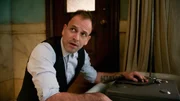 Sherlock Holmes (Jonny Lee Miller)