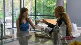 v.li.: Stephanie Smothers (Anna Kendrick), Emily Nelson / Hope McLanden (Blake Lively)