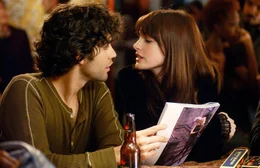 Eigentlich waren Andy (Anne Hathaway, r.) und ihr bodenst&auml;ndiger Freund Nate (Adrian Grenier, l.) gl&uuml;cklich, doch Andys Job in der New Yorker Fashionbranche &auml;ndert alles und Nate erkennt die abgehobene Andy kaum noch wieder ...