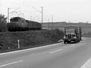 Die Konkurrenz zwischen Schiene und Straße wird immer größer. Die Konkurrenz zwischen Schiene und Straße wird immer größer.