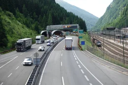 Verkehrsnadel&ouml;hr Brennerpass &ndash; die Stra&szlig;en- und Bahnverbindungen sind h&auml;ufig &uuml;berlastet.