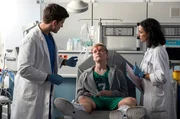 Leyla (Sanam Afrashteh, r.) und Ben (Philipp Danne, l.) behandeln den jungen Schüler Silas Bieder  (Dennis Hofmeister, M.), der mit einer Platzwunde an der Stirn in die Notaufnahme kommt.