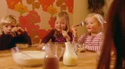 Kinder schneiden wilde Grimassen in Zauberspiegeln, die eigentlich ganz normale Löffel sind.