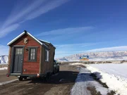 Kleine Häuser liegen im Trend. Immer mehr Menschen möchten ihren Lebensstil vereinfachen, ohne aber auf Luxus verzichten zu müssen. In halbstündigen Episoden werden zukünftige Hausbesitzer begleitet, die sich auf ihr Leben im Miniformat vorbereiten.