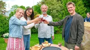 Jens (r.) begr&uuml;&szlig;t Anna (v.l.n.r.), Bea und Henning in seinem Garten.