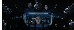 Flotten-Kommandant Mazer Rackham (Ben Kingsley, l.) &uuml;bernimmt Andrew Ender Wiggins (Asa Butterfield, r.) Ausbildung. Schon bald zeigt sich, dass dessen Team (Hailee Steinfeld, M.) unschlagbar ist, w&auml;hrend in den anderen Gruppen starker Neid aufkommt ...
