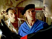 Andr&eacute; (Jean Louis Darvill, li.) und Pierre (Pierre Du Lat) trauen ihren Augen nicht. Irgenwas stimmt mit dem w&auml;chsernen Henker nicht...