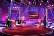 Moderator Florian Weber (re.) stellt im Wissensquiz die Alltagstauglichkeit seiner prominenten Kandidaten auf die Probe (v. li.): Enie van de Meiklokjes, Bodo Bach, Alice Hoffmann und Wigald Boning.