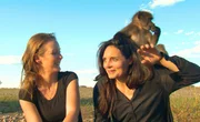 Schauspielerin Elisabeth Lanz (re.), bekannt als TV-Tierärztin Dr. Mertens, geht mit Volontärin Davina Platz heute auf Tuchfühlung mit Pavian Olli.