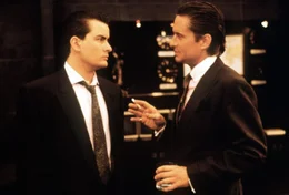 Bud Fox (Charlie Sheen, l.) ist ein junger, aufstrebender B&ouml;rsenmakler, der vom gro&szlig;en Geld vorerst nur tr&auml;umen kann. Sein gr&ouml;&szlig;ter Wunsch: mit Gekko (Michael Douglas, r.) ins Gesch&auml;ft zu kommen ...