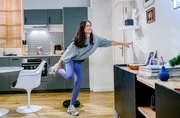 Lale (Yeliz Simsek) ärgert sich, als sie mit Eriks Saugroboter zusammenstößt.