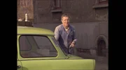 Der Trabant 601, gebaut in Zwickau und im Volksmund liebevoll "Trabi" genannt, war der Volks-Wagen der DDR. Im Bild: Dieser Mann hat seinen alten Wagen für den Verkauf geputzt, denn morgen bekommt er einen neuen - nach 14 Jahren Wartezeit. Der Trabant 601, gebaut in Zwickau und im Volksmund liebevoll "Trabi" genannt, war der Volks-Wagen der DDR. Im Bild: Dieser Mann hat seinen alten Wagen für den Verkauf geputzt, denn morgen bekommt er einen neuen - nach 14 Jahren Wartezeit.