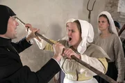 Katharina Kreutter (Gabriela Bruckner) st&uuml;rmt im Jahr 1523 mit anderen Frauen eine Kirche in M&uuml;hlhausen und pl&uuml;ndert das Pfarrhaus. (Spielszene)