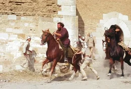 Hector Fieramosca (Bud Spencer, Mitte) im Kampf gegen franz&ouml;sische S&ouml;ldner.
