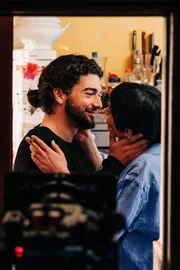 Lorenzo (Giacomo Giorgio) ist total verliebt in Alex (Sophie Pfennigstorf) und möchte gerne den Rest seines Lebens mit ihr verbringen.