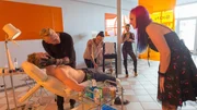 Tätowierer Dennis Bormann (Eddie Irle, 2.v.l.) versucht verzweifelt, seinen Bruder Chris (Dennis Schäfer, l.) wiederzubeleben. Der ist bei der gemeinsamen Tätowier-Sitzung zusammen gebrochen. Doch alle Mühen sind vergebens: Chris Bormann ist tot.
