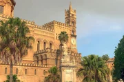 Die Kathedrale Maria Santissima Assunta in Palermo stammt aus dem 12. Jahrhundert und wurde immer wieder umgestaltet – ein Gotteshaus, in dem sich unterschiedlichste Stilelemente vereinen. Die Kathedrale Maria Santissima Assunta in Palermo stammt aus dem 12. Jahrhundert und wurde immer wieder umgestaltet – ein Gotteshaus, in dem sich unterschiedlichste Stilelemente vereinen.