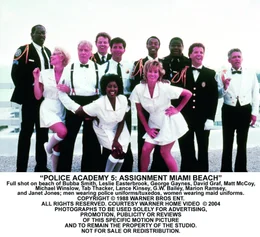 (v.l.n.r.): Hightower (Bubba Smith), Debbie (Leslie Easterbrook), Kommandant Lassard (George Gaynes), Tackleberry (David Graf), Hooks (Marion Ramsey), Nick (Matt McCoy), Jones (Michael Winslow), Kate (Janet Jones), Proctor (Lance Kinsey) und Captain Harris (G. W. Bailey)