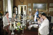 Beim gemeinsamen Abendessen werden Dorothy und ihr Sohn Richard begrüßt. (v.li.n.re. Johannes Brandrup, Nicole Heesters, Michael Degen, Doris Kunstmann, Sonsee Ahray Floethmann, Francis Fulton-Smith).