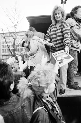 Am 19.02.1990  wird in Leipzig eine kostenlose Ausgabe &bdquo;Der Spiegel&ldquo; an Passanten verteilt.