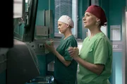 Überraschend taucht Bürgermeisterkandidatin Antonia Meiler (Muriel Baumeister, re.) bei Sarah Marquardt (Alexa Maria Surholt, li.) in der Sachsenklinik auf und bittet diese um Hilfe.