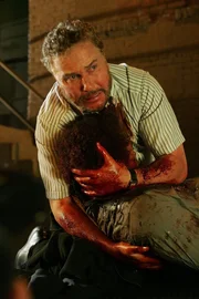 Grissom (William Petersen, l.) entdeckt den von einer Kugel getroffenen Warrick (Gary Dourdan). Er kann ihm nicht mehr helfen... Grissom (William Petersen, l.) entdeckt den von einer Kugel getroffenen Warrick (Gary Dourdan). Er kann ihm nicht mehr helfen...