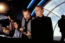 Sein ganzes Gefolge, die Techniker, Redakteure, Assistenten, folgen Christof (Ed Harris, r.), dem Erfinder, Produzenten und Regisseur der Truman Show, v&ouml;llig blind. Nicht einmal Christofs Kontrollraum-Direktor (Paul Giamatti, 2.v.re.) hat Gewissensbisse oder moralische Bedenken ...