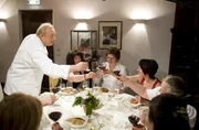 Die Landfrauen genießen das Essen mit Alfons Schuhbeck.