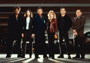 Gil Grissom (William Petersen, M.l.) und sein starkes Team (v.l.): Warrick (Gary Dourdan), Sara (Jorja Fox), Gil Grissom (William Petersen, Catherine (Marg Helgenberger), Nick (George Eads) und Captain Jim Brass (Paul Guilfoyle).