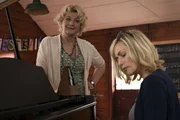 Lydia (Saskia Vester, l.) gibt Jessica (Gesine Cukrowski, r.) in ihrer Musikschule eine Stelle als Klavierlehrerin.