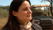 Schauspielerin Elisabeth Lanz verkörpert seit Jahren die Fernseh-Tierärztin Dr. Mertens in der gleichnamigen ARD-Serie. Sie will in Namibia das Ursprungsland ihrer tierischen Kollegen kennenlernen und besucht dabei auch Harnas.