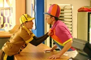 Sue Heck (Eden Sher, l.); Brad Bottig (Brock Ciarlelli, r.)