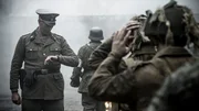 (Dramatische Nachstellung) Während des zweistündigen Waffenstillstands werden 1200 verwundete Luftlandesoldaten in deutsche Gefangenschaft genommen. (Holdout Productions II Inc./Sean F. White)