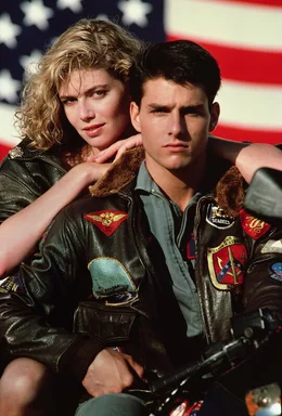W&auml;hrend seines harten Trainingsprogramms lernt Maverick (Tom Cruise, r.) die ausgesprochen attraktive Ausbilderin Charlie (Kelly McGillis, l.) kennen - und lieben ...