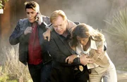 Horatio (David Caruso, M.) hilft Ryan (Jonathan Togo) und Natalia (Eva LaRue), die der Explosion nur knapp entkommen konnten, sich in Sicherheit zu bringen...