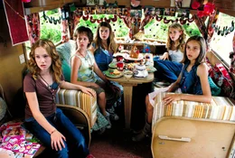 Die Wilden H&uuml;hner in ihrem Wohnwagen (v.l.n.r.): Sprotte (Michelle von Treuberg); Frieda (Lucie Hollmann), Trude (Zsa Zsa Inci B&uuml;rkle), Melanie (Paula Riemann) und Wilma (Jette Hering)