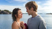 Bertil (Mathis Landwehr, r.) und Britta (Anna Rot, l.) kommen sich näher.