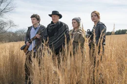 Zombieland 2: Doppelt h&auml;lt besser Fast eine Familie: Jesse Eisenberg als Columbus, Woody Harrelson als Talahassee, Abigail Breslin als Little Rock, Emma Stone als Wichita  Copyright: SRF/2019 CTMG, Inc.