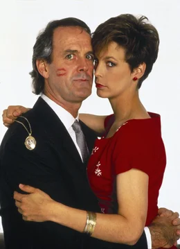 Wanda (Jamie Lee Curtis, re.) hat Archie (John Cleese) geh&ouml;rig den Kopf verdreht.