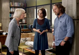 Ein erschossener Junkie und der Selbstmord einer Polit-Referentin scheinen zun&auml;chst keinen Zusammenhang zu haben. Doch dann decken Lokalreporter Cal McAffrey (Russell Crowe, r.) und Starbloggerin Della Frye (Rachel McAdams, M.) einen brisanten, politischen Skandal auf, der der Verlegerin Cameron Lynne (Helen Mirren, l.) &uuml;berhaupt nicht in den Kram passt ...