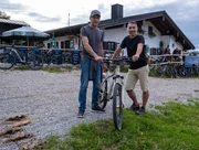 Marcus Fahn (rechts) und Paul Moosmüller mit dem Mountainbike auf der Gori Alm.