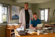 David Kästner (Frédéric Brossier r.) hat sich als neuer Arzthelfer von Dr. Martin Gruber (Hans Sigl, l.) gut eingelebt. David Kästner (Frédéric Brossier r.) hat sich als neuer Arzthelfer von Dr. Martin Gruber (Hans Sigl, l.) gut eingelebt.