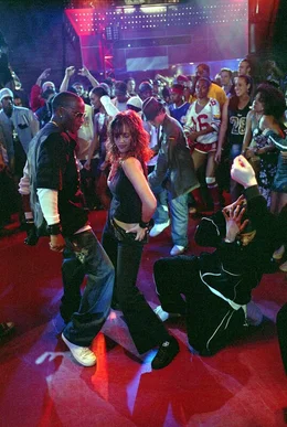 Honey Daniels (Jessica Alba, M.) arbeitet nicht nur als Tanzlehrerin im Gemeindezentrum, sondern auch an der Bar eines Nachtclubs ...