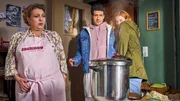 Marion (Manon Straché, l.) hat einen neuen Druckkochtopf gekauft. Doch Yannik (Rojan Juan Barani, M.) und Caro (Meriel Hinsching, r.) trauen dem Gerät nicht über den Weg.