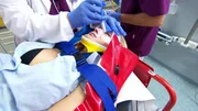 Nach ihrem Sturz wird die Frau von ihrem Ex ins Krankenhaus gebracht.
