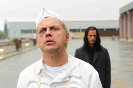 Noch glaubt Metzger Lars M&uuml;ller (Uwe Ochsenknecht, l.), dass der Tod (Christoph Maria Herbst, r.) noch lange auf sich warten l&auml;sst. Ein Irrtum ...