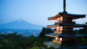 Die Stadt Fujiyoshida mit dem Fuji und der Chureito-Pagode.