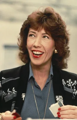 Violet Newstead (Lily Tomlin) ist es leid, dass ihr Chef st&auml;ndig versucht, ihre Leistungen als seine eigenen auszugeben.